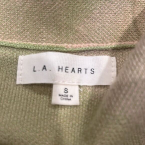 IZod Bermuda shorts w/ pockets, plus free LA hearts two toned halter top. - Picture 8 of 9